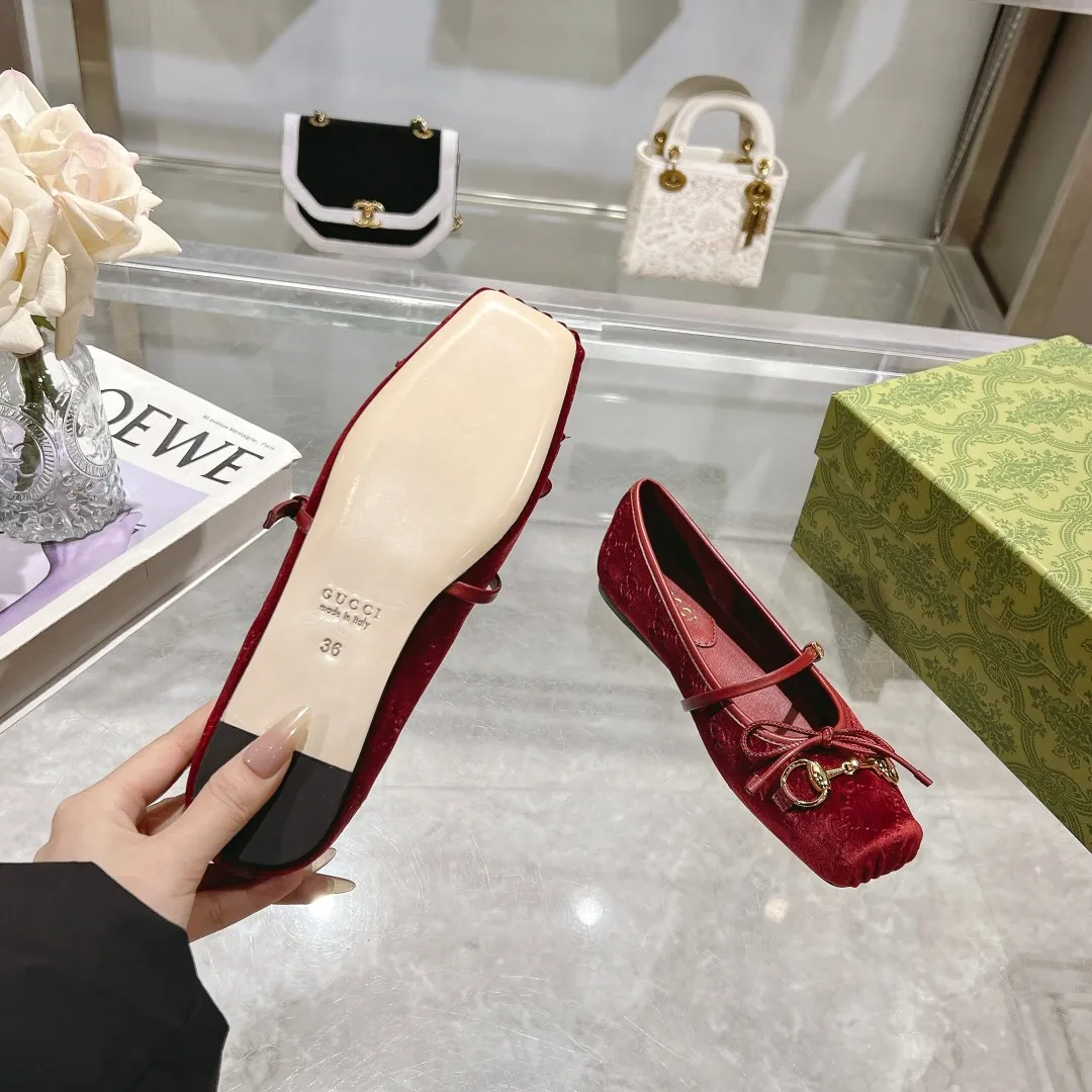 👟👟Ex-factory price 560👟👟 Gucci Horsebit series women's ballet flats. This iconic horsebit ballet flats features a square toe design and elegant bow details, paying tribute to the traditional ballet shoe style. This piece is crafted from Gucci ankh leather and embellished with a light gold-tone horsebit buckle. A 'sacchetto' construction with a soft, padded insole provides a great fit. ✅Size: 35-42 (customized for 40-42) ✅Sole material: Imported Italian genuine leather sole ✅Packaging: Brand new red box packaging